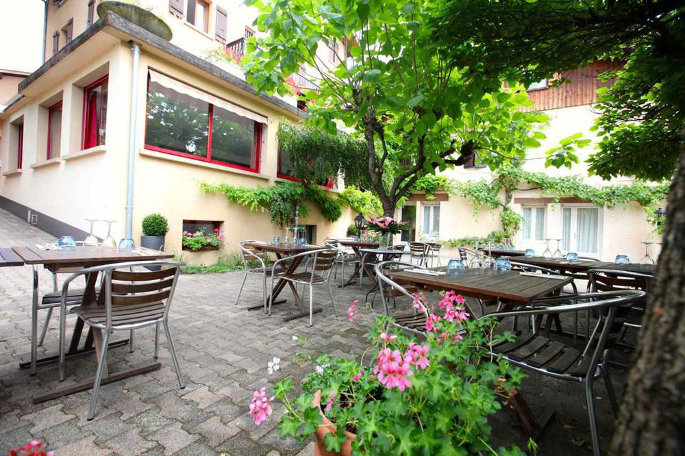 La Terrasse Fleurie, Logis, Hotel Et Restaurant Divonne-les-Bains Restaurace fotografie