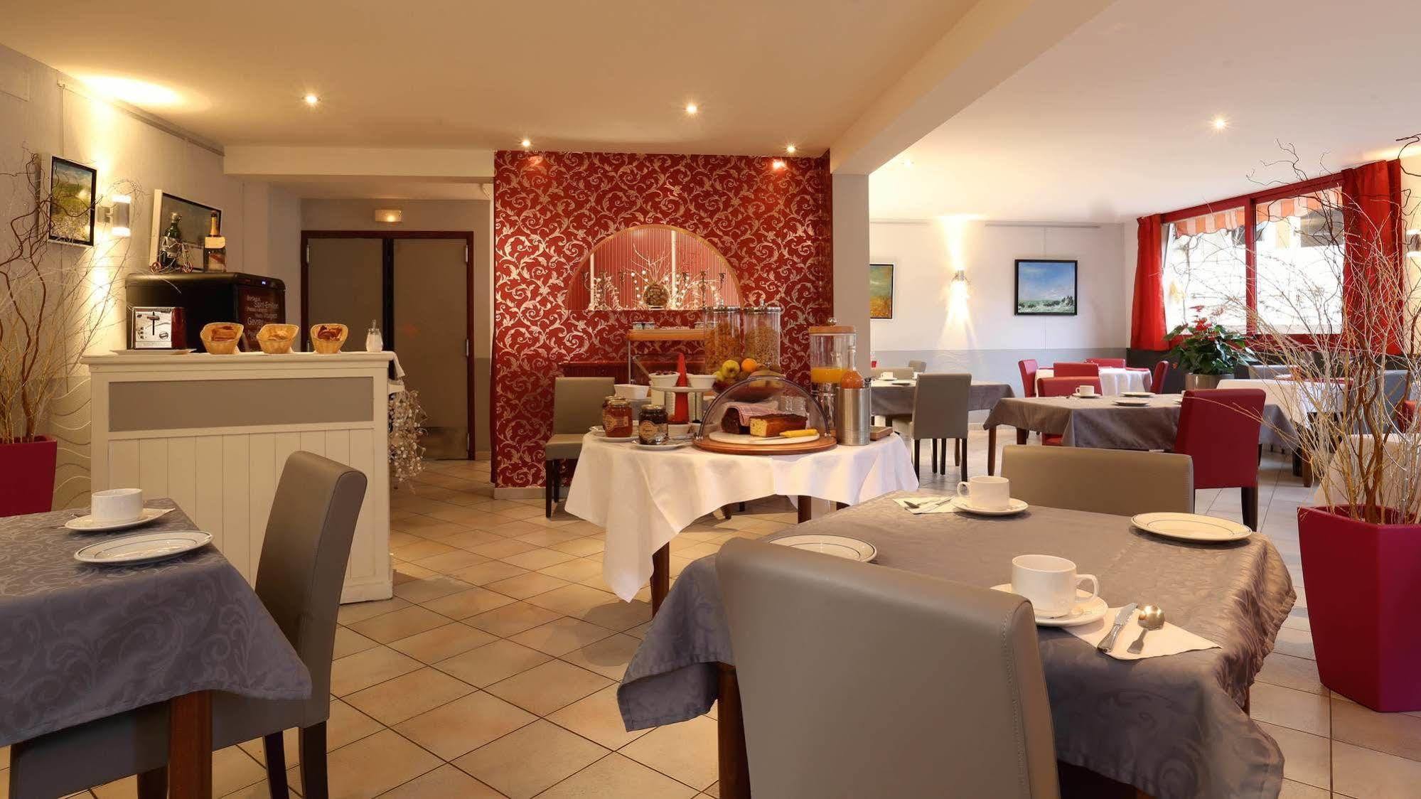 La Terrasse Fleurie, Logis, Hotel Et Restaurant Divonne-les-Bains Restaurace fotografie